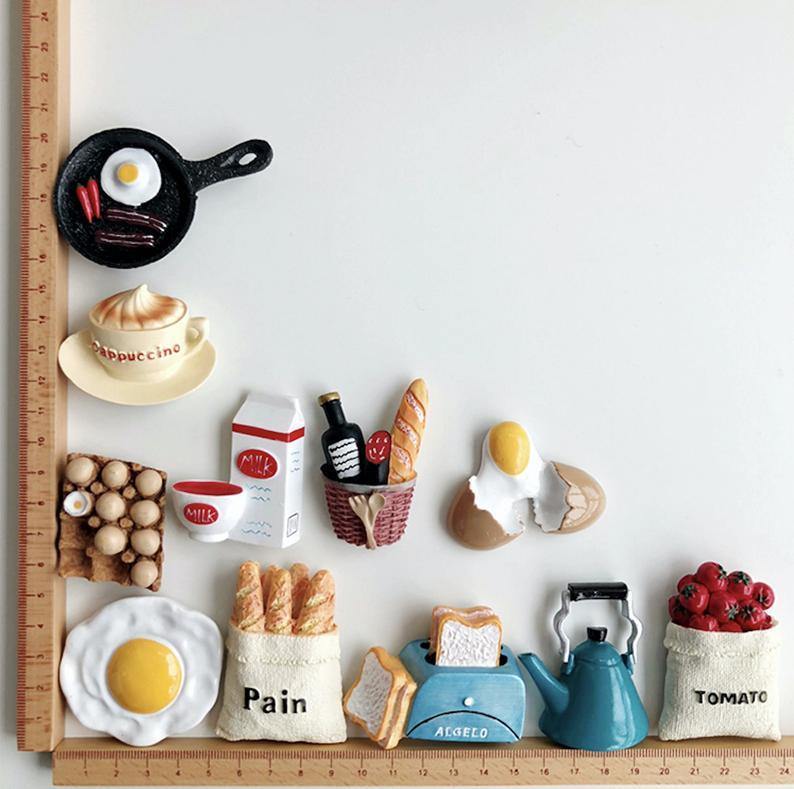 Miniature food, English breakfast, refrigerator magnet. Aimant à