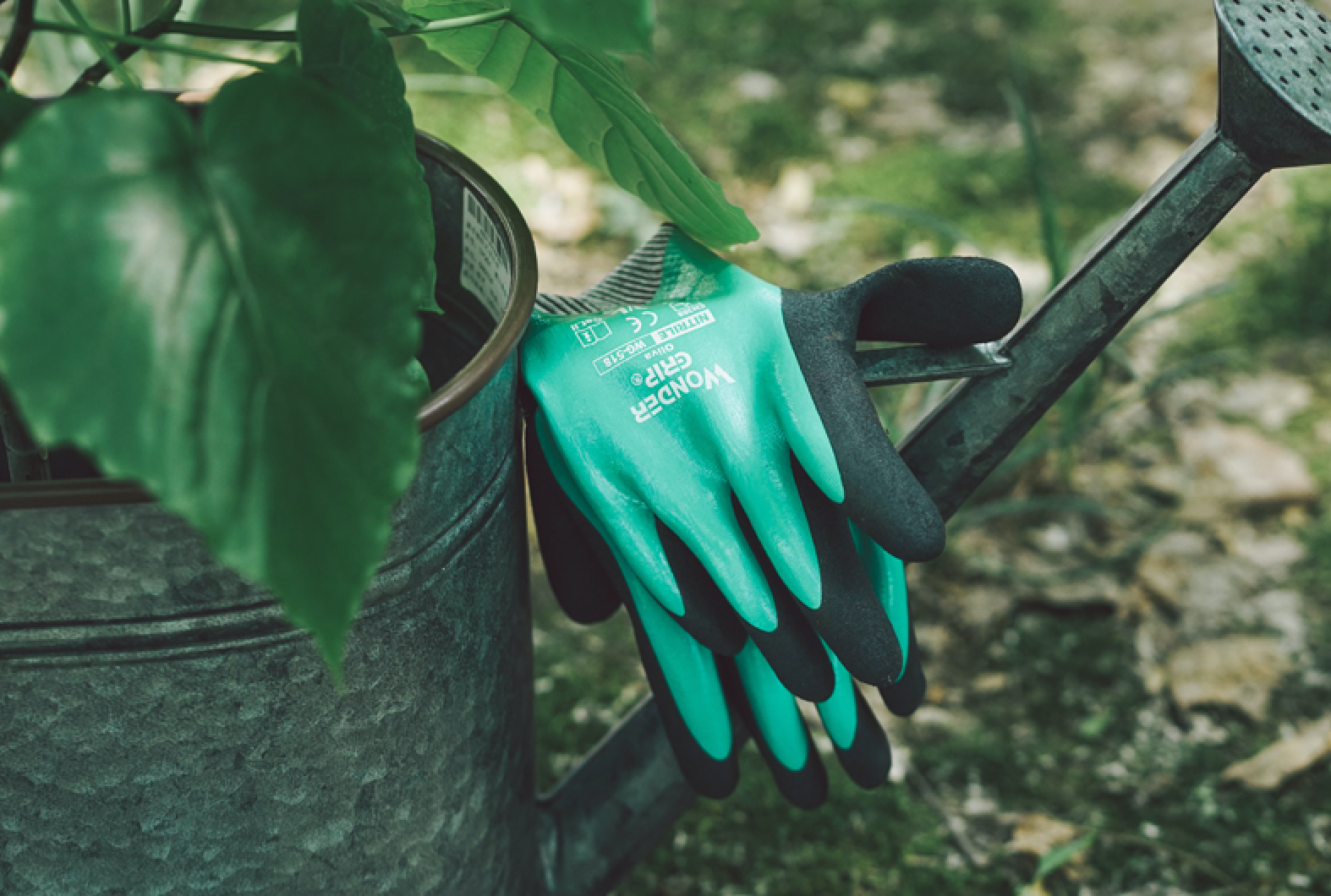 Waterproof top yard gloves