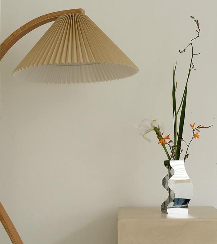 Mirror Contrast Wave Acrylic Vase